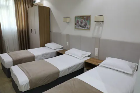 Uch karavotli xona