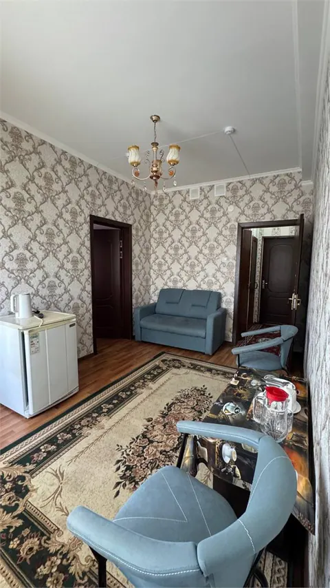 Divan va oromkursili lyuks mehmon xonasi